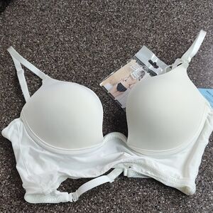 White Push-Up Bra with Adjustable Straps and Textured Fabric
